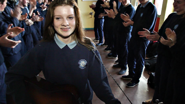 Preda's Freedom Day Song winner Róisín Seoige with students from Scoil Chuimsitheach Chiaráin, Carraroe, Co. Galway-1