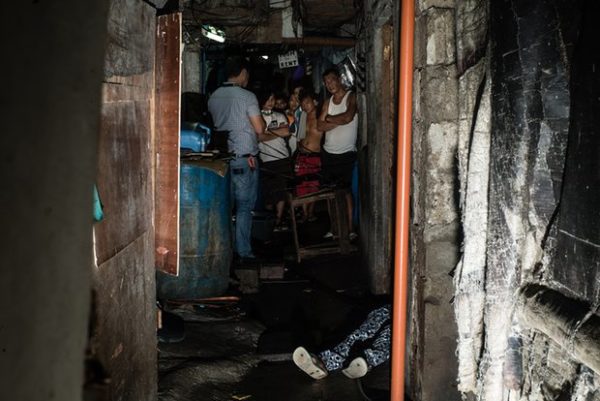 A body lies in a Manila slum. Photograph: Patrick Tombola