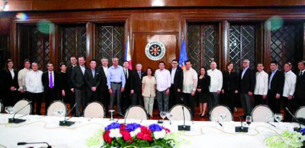 Presidential Adviser for Entrepreneurship Joey Concepcion arranged a meeting with President Rodrigo Duterte and the Go Negosyo Kapatid taipans to express their support to the President in helping all areas of conflict and extreme poverty in the country.(In photo L-R: Ginggay Hontiveros, Go Negosyo Sulu Coordinator; Alfred Ty, GT Capital Holdings Corporation Co-Vice Chairman; Manny Pangilinan, First Pacific Managing Director and CEO; Federico Lopez, First Philippine Holdings Corporation Chairman and CEO; Doris Magsaysay Ho, Magsaysay Corporation President and CEO; Michael Tan, LT Group President and COO; George Barcelon, Philippine Chamber of Commerce and Industry President; Kevin Tan, Megaword Corporation First Vice President – Commercial Division; Hans Sy, SM Prime Holdings Chairman of the Executive Committee; Enrique Razon, International Container Terminal Services (ICTSI) Chairman, Cong. Arthur Yap, Bohol 3rd District Representative; Sec. Carlos Dominguez, Department of Finance Secretary; Former President Gloria Macapagal-Arroyo; President Rodrigo Duterte; Presidential Adviser Joey Concepcion; Tomas Alcantara, Alsons Group Chairman; Merly Cruz, Go Negosyo MSME Development Adviser; Erramon Aboitiz, Aboitiz Equity Ventures President and CEO; Alice Eduardo, Sta. Elena Construction and Development Corporation President and CEO; Jaime Augusto Zobel de Ayala, Ayala Corporation Chairman and CEO; Tony Tan Caktiong, Jollibee Foods Corporation Chairman and CEO; Edgar “Injap” Sia, Double Dragon Investment Chairman and CEO; Dr. Francisco Duque, Department of Health Former Secretary; and Domingo Yap, Federation of Filipino-Chinese Chamber of Commerce and Industry Vice President. GO NEGOSYO PHOTO RELEASE