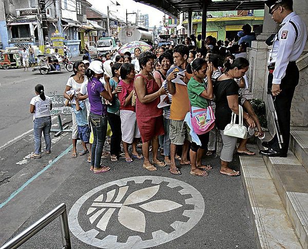 QUEUES by beneficiaries of the government’s cash transfer program have become a familiar sight where the program is being implemented, like in Mauban, Quezon, where the local Land Bank of the Phils. branch gets filled with cash claimants every month. DELFIN T. MALLARI JR/INQUIRER SOUTHERN LUZON