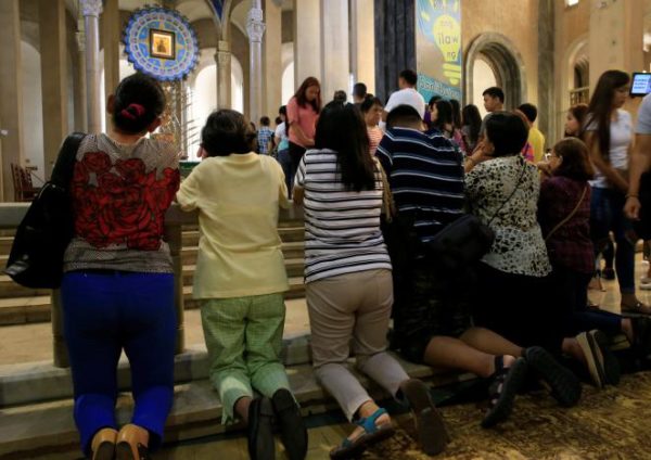Filipino churchgoers pray in front of an altar after Rev. F. Carlos Ronquillo (not in photo), a Rector Superior of the National Shrine of Our Mother of Perpetual Help, talked about a pastoral letter from the Catholic Bishops' Conference of the Philippines (CBCP) about the drug war of President Rodrigo Duterte during a mass at the Redemptorist church in Paranaque city, metro Manila, Philippines February 5, 2017. REUTERS/Romeo Ranoco
