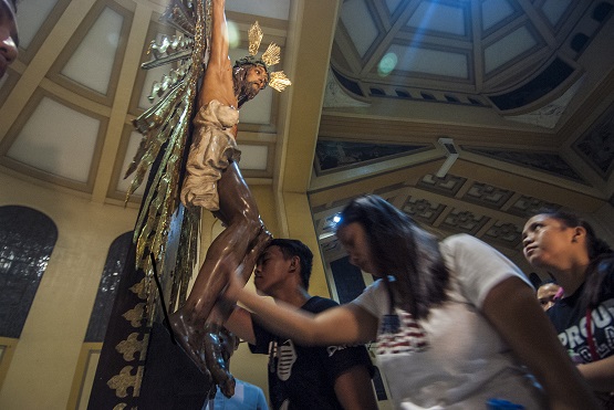 Filipino Catholics visit churches to pay homage to the Lord as part of the traditional observance of Holy Week in the Philippines. (Photo by Angie de Silva)