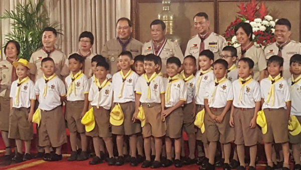 CHIEF SCOUT. New Chief Scout, President Rodrigo Duterte, poses for a photo with young Boy Scouts on April 3, 2017. Photo by Pia Ranada/Rappler