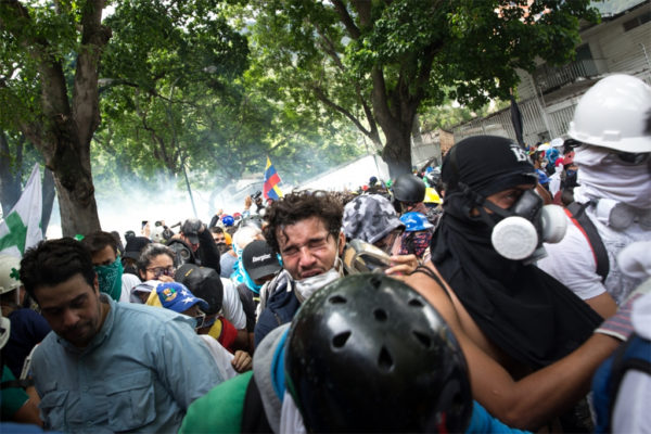 Protesters in La Castellana, a neighborhood in eastern Caracas. Photo: Helena Carplo/IRIN News