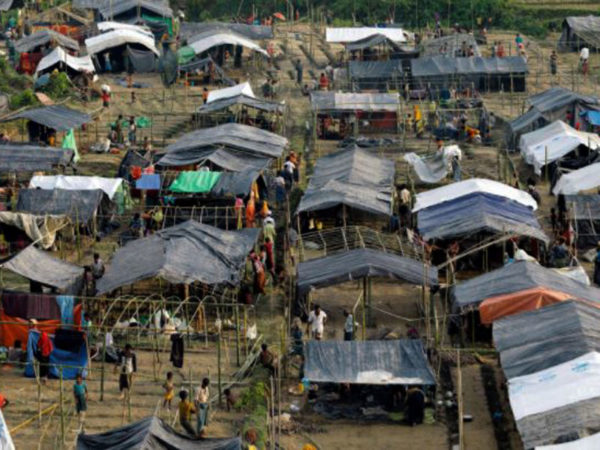 Rohingya refugees from Myanmar's Rakhine state set up shelters at a refugee camp at Unchiprang near the Bangladeshi border town of Teknaf. (AFP Photo)