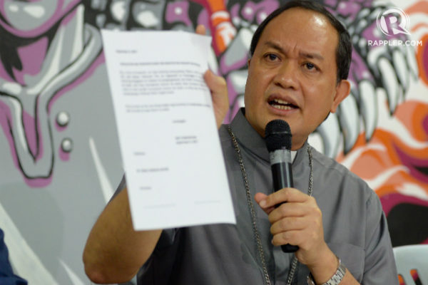 PROTECTING WITNESSES. Caloocan Bishop Pablo David in a press conference on September 14, 2017, shows a document executed by the father of one of the witnesses to 17-year-old Kian Delos Santos' death. Photo by Maria Tan/Rappler