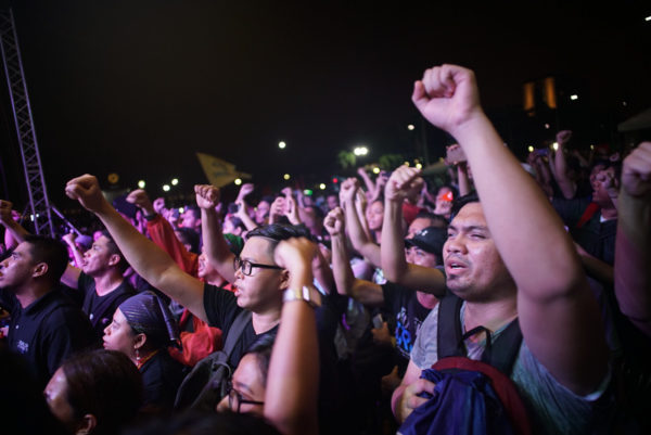 Protesters at Luneta sing Filipino version of “Do you hear the people sing” from Les Miserables. Photo by Martin San Diego/Rappler