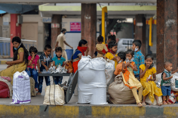 Indian Jesuit network helps migrants stranded by lockdown