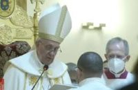 Pope Francis prays in church previously torched by IS