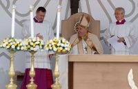 Jesus, present in the Eucharist, inspires compassion, pope says