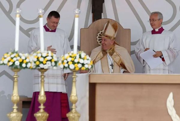 Jesus, present in the Eucharist, inspires compassion, pope says