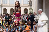 Welcome, support all migrants, pope says