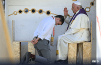 Pope, in Portugal, warns half a million young Catholics of social media snares